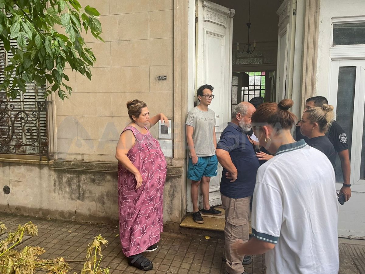 Vecinos de Candioti Norte en la puerta de la vivienda que sufrió el intento de robo.