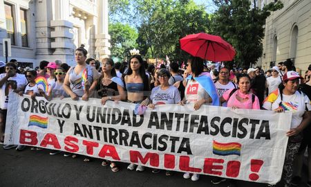 La Marcha Federal Antifascista y Antirracista se replicó en Rosario. La Marcha Federal Antifascista y Antirracista se replicó en Rosario.