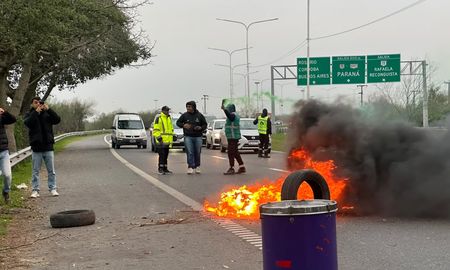 Por momentos, los cortes de tránsito en la Autopista Rosario - Santa Fe son en ambas manos.