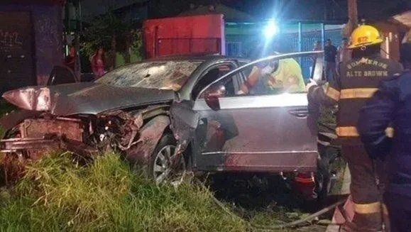 Así quedó el automóvil en el que viajaba la familia asaltada.