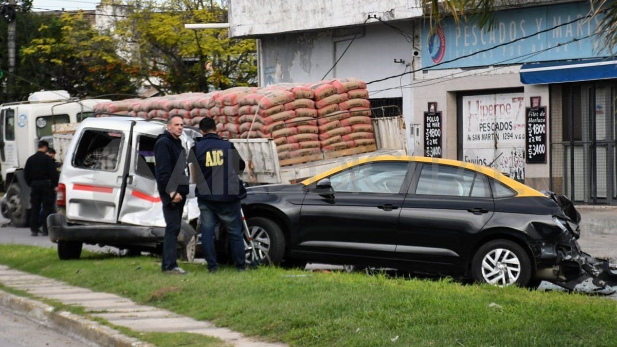 Postal del choque de este mediodía en la ciudad de Villa Gobernador Gálvez. Postal del choque de este mediodía en la ciudad de Villa Gobernador Gálvez.