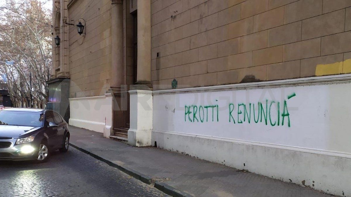Las pintadas que aparecieron este jueves en Rosario, con críticas al gobierno local y provincial.