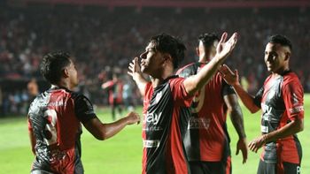 Con gol de Lago de penal, Colón le gana 1 a 0 a Racing de Córdoba y queda puntero