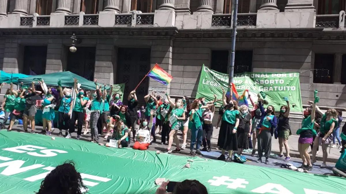 Movilización, intervención en redes sociales y pañuelazo en apoyo a la legalización del aborto