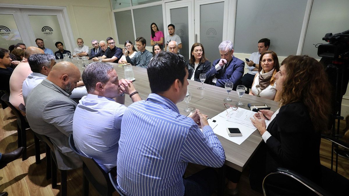 Este miércoles, la presidenta del Concejo de Santa Fe, Adriana “Chuchi” Molina, encabezó una reunión para organizar un homenaje post morten al Papa Francisco. Este miércoles, la presidenta del Concejo de Santa Fe, Adriana “Chuchi” Molina, encabezó una reunión para organizar un homenaje post morten al Papa Francisco.