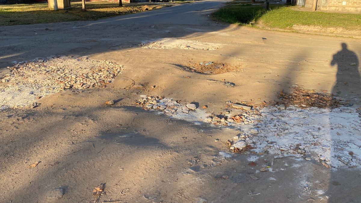 Son los propios vecinos quiénes se encargan de rellenar las calles. Son los propios vecinos quiénes se encargan de rellenar las calles.