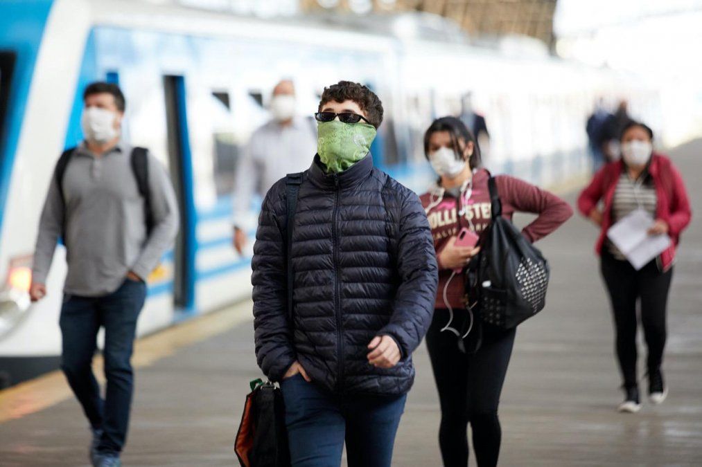 El tren con destino a Rosario sale de Retiro (línea San Martín) todos los días a las 15.15 y regresa a las 0.30, con un costo del pasaje de 300 pesos en primera y 360 pesos en pulman, con un tiempo de viaje de 8 horas.