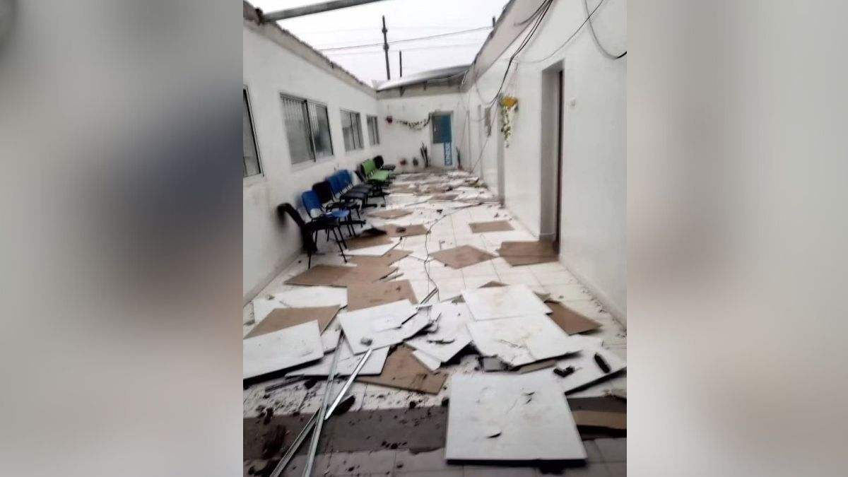 En Villa Constitución, personal de Salud y de Protección Civil ya trabaja en la reparación del techo del SIC, mientras se relevan daños menores en otras localidades. En Villa Constitución, personal de Salud y de Protección Civil ya trabaja en la reparación del techo del SIC, mientras se relevan daños menores en otras localidades.