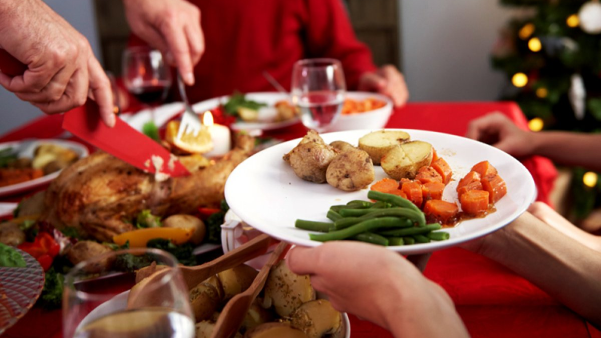 Una opción saludable es poder dividir en pequeñas porciones las distintas comidas de la noche y de esta manera no excedernos de nuestros límites. Una opción saludable es poder dividir en pequeñas porciones las distintas comidas de la noche y de esta manera no excedernos de nuestros límites.