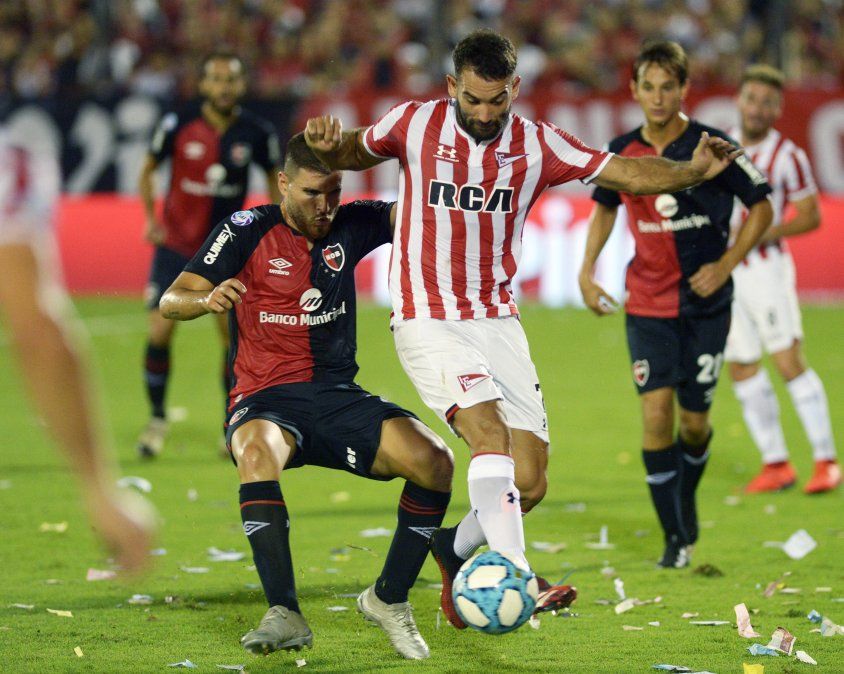Con un arbitraje cuestionable, Newells y Estudiantes (LP) igualaron sin goles en Rosario