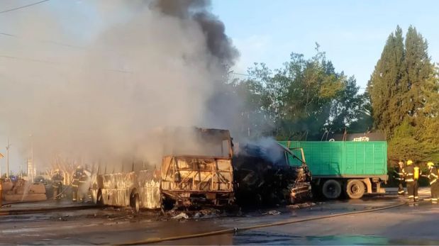 Un violento choque entre un camión y un colectivo que trasladaba a 46 chicos provocó un incendio y de milagro, no hubo tragedia. Un menor de 15 está grave.