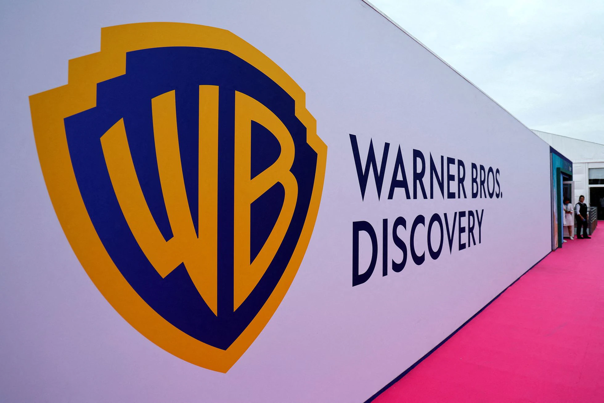 Un cartel con el logo de Warner Bros en el Festival Cannes Lions en Cannes, Francia, en julio pasado. ERIC GAILLARD (REUTERS)