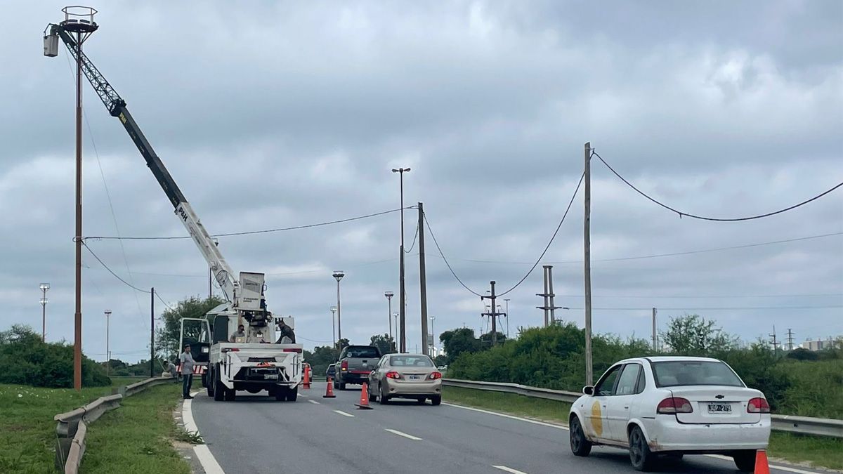 El poste derribado obligó a cortar el tránsito durante casi una hora en el cruce de la Ruta 1 y la 168.