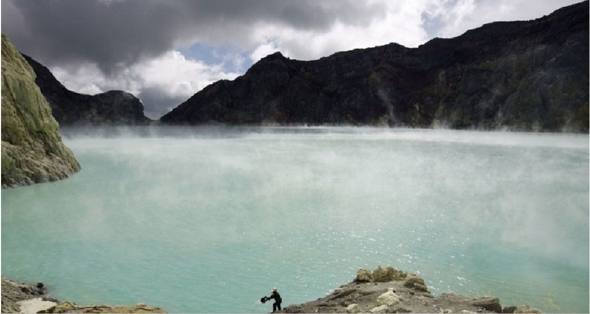 VIDEO: Un dron capta su descenso sobre el cráter de un volcán de más de 2.700 metros de altura