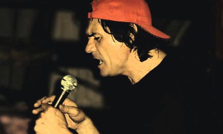 Se trata de una profunda investigación de Isaac Castro que recorre los primeros contactos del protagonista con la música, su participación en la primera formación de Sumo y su temprana renuncia empujada por su conducta adictiva. Se trata de una profunda investigación de Isaac Castro que recorre los primeros contactos del protagonista con la música, su participación en la primera formación de Sumo y su temprana renuncia empujada por su conducta adictiva.