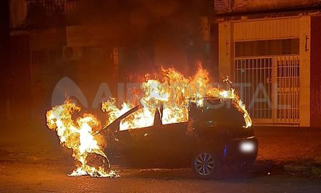 El vehículo quedó inutilizable a causa del fuego.&nbsp;