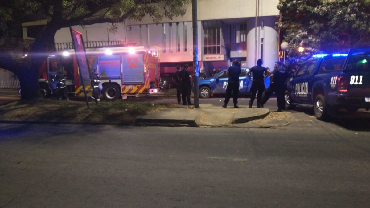 Policías, bomberos y unidades del 107 acudieron tras recibir el aviso del fuego en el penal. Policías, bomberos y unidades del 107 acudieron tras recibir el aviso del fuego en el penal.