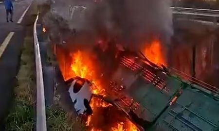 El momento en el que el camión se prendía fuego, en Paso de los Libres, Corrientes. El momento en el que el camión se prendía fuego, en Paso de los Libres, Corrientes.