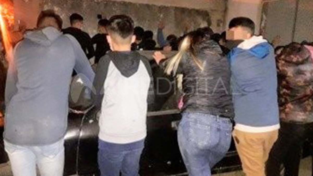La Policía de Rosario desbarató este domingo a la madrugada una nueva fiesta clandestina en un pasillo de Italia al 5200. En el lugar había unas 60 personas