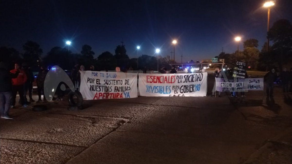 El corte fue en ambas manos pero habilitaban el paso cada cinco minutos de manera alternada.