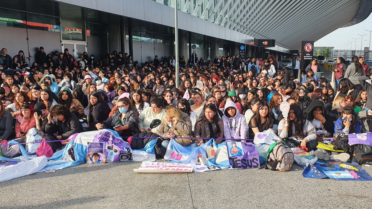 Jin de BTS ya está en Argentina y cientos de ARMYs lo esperaron en el aeropuerto.
