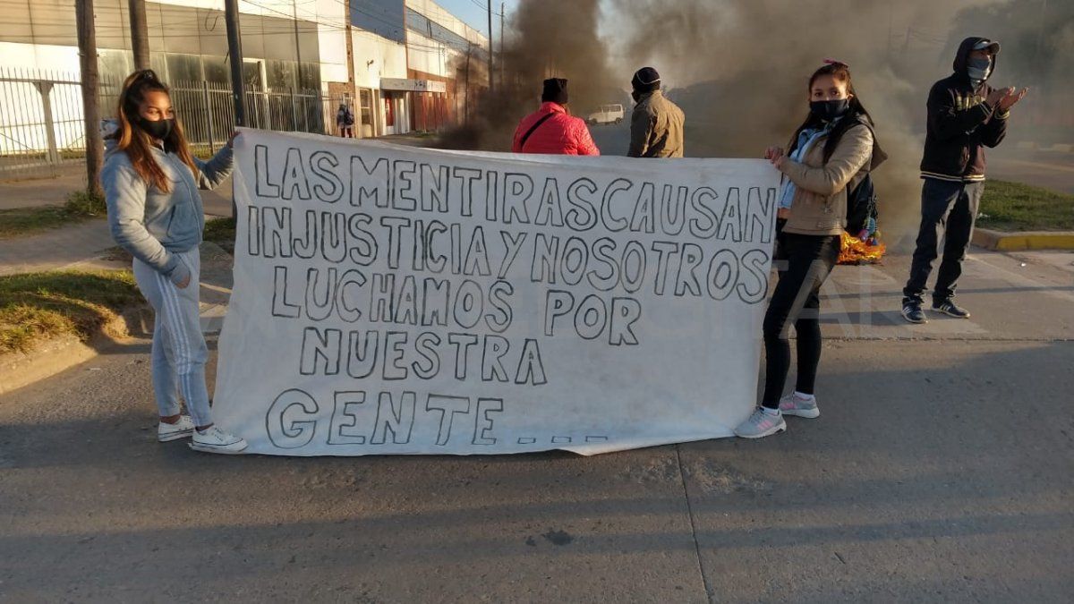 Con carteles que hablan de mentiras e injusticia, los manifestantes se instalaron desde temprano en Blas Parera y Santa Cruz, para llevar adelante la protesta.