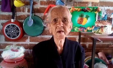 Video viral: mujer de 87 años pide que la vean en YouTube para poder sobrevivir. Video viral: mujer de 87 años pide que la vean en YouTube para poder sobrevivir.