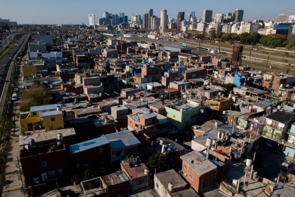 Vista panorámica de barrios porteños próximos y desiguales, donde se pagará un 20% de aumento (Villa 31) o hasta un 300% (Recoleta y Puerto Madero). Foto: Tomás Costa
