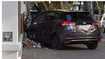 Choque y fuga de gas en Rosario: un auto se estrelló contra la casilla de un edificio tras ser embestido por un taxi