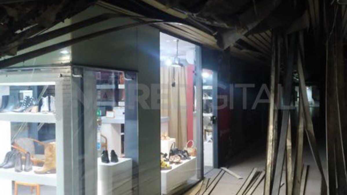 Así quedó la galería tras el derrumbe del cielorraso.