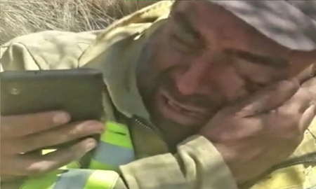 Perdón: el conmovedor llanto de un bombero en plena lucha contra el fuego Perdón: el conmovedor llanto de un bombero en plena lucha contra el fuego