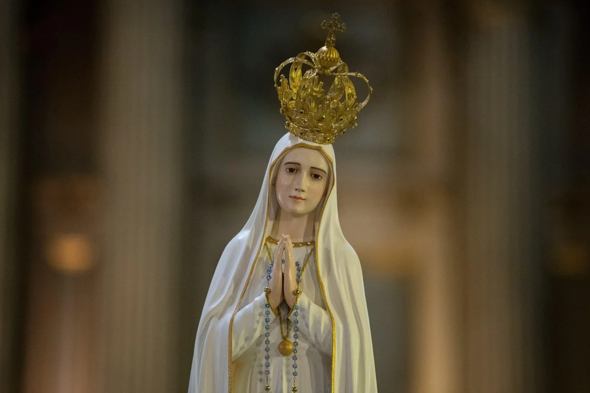 La Virgen de Fátima, formalmente Nuestra Señora del Rosario de Fátima, es una advocación con que se venera en el catolicismo a la Virgen María La Virgen de Fátima, formalmente Nuestra Señora del Rosario de Fátima, es una advocación con que se venera en el catolicismo a la Virgen María