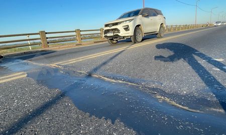 La grieta apareció a unos 15 metros del ingreso al Puente Carretero, del lado de la ciudad de Santa Fe. La grieta apareció a unos 15 metros del ingreso al Puente Carretero, del lado de la ciudad de Santa Fe.