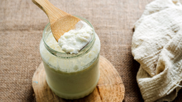 El ácido láctico es un activo versátil que hidrata, exfolia y mejora la textura de la piel, ideal para una rutina de skincare eficaz.