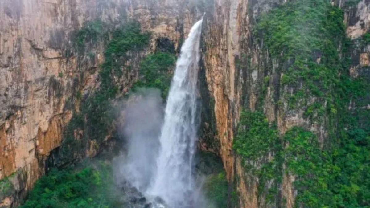 Un turista descubrió que la cascada más alta de China es falsa y se hizo viral en TikTok