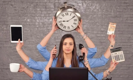 Aunque parece eficiente, el multitasking puede generar pérdida de tiempo y mayor fatiga mental debido al cambio constante de tareas. Aunque parece eficiente, el multitasking puede generar pérdida de tiempo y mayor fatiga mental debido al cambio constante de tareas.