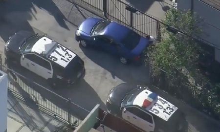 Un delincuente se escondió atrás de un auto para evitar que lo atrape la policía y el video se volvió viral Un delincuente se escondió atrás de un auto para evitar que lo atrape la policía y el video se volvió viral