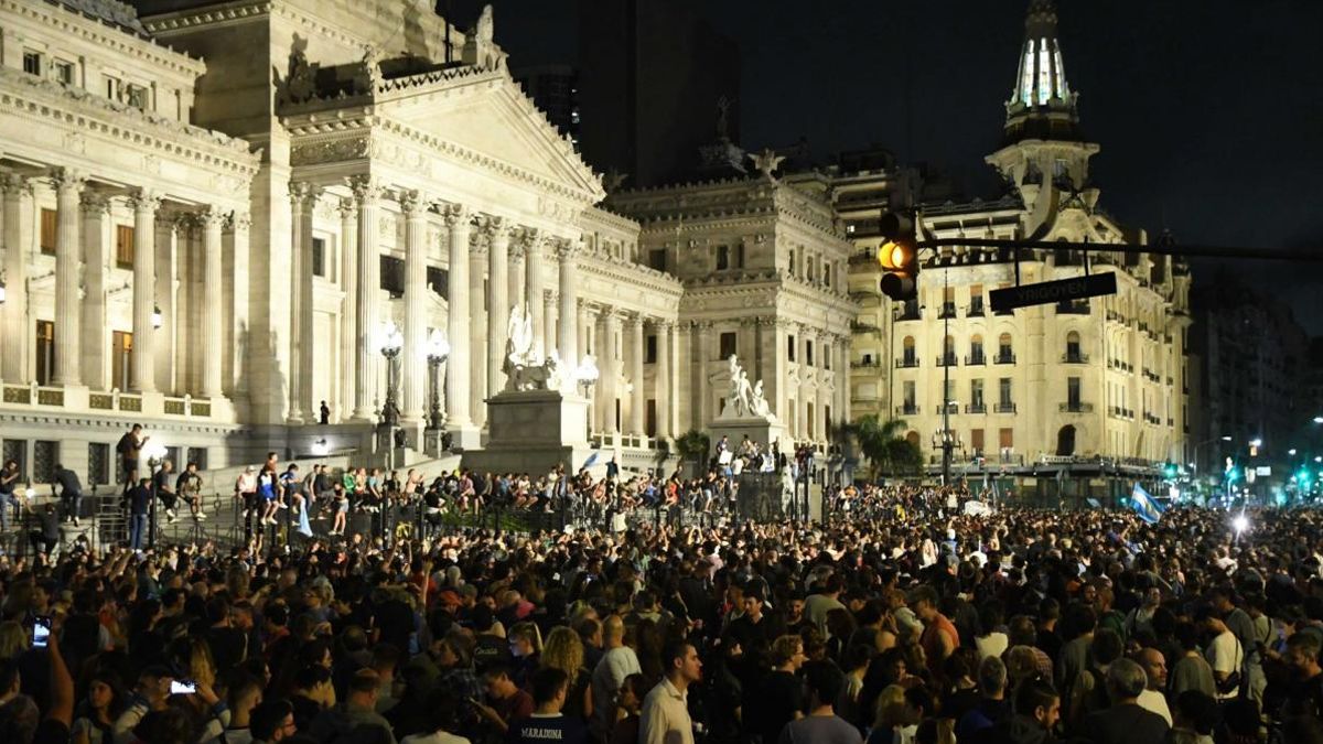 Vecinos de Ciudad de Buenos Aires se concentraron frente al Congreso en rechazo al DNU de Milei.