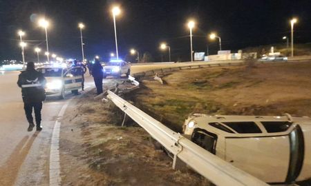 Un adolescente, que manejaba borracho, sufrió un accidente al volcar su auto en una rotonda.