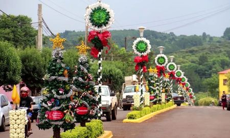 Capioví transforma sus calles con decoraciones gigantes hechas por la comunidad. Capioví transforma sus calles con decoraciones gigantes hechas por la comunidad.
