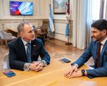El gobernador Maximiliano Pullaro mantuvo un encuentro de trabajo este viernes con el embajador de Estados Unidos en Argentina, Peter Lamelas. El gobernador Maximiliano Pullaro mantuvo un encuentro de trabajo este viernes con el embajador de Estados Unidos en Argentina, Peter Lamelas.