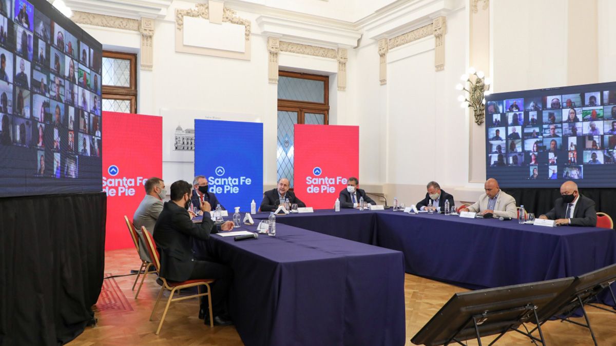 Durante el acto, Perotti estuvo acompañado por el ministro de Producción, Ciencia y Tecnología, Daniel Costamagna; el secretario de Comercio Interior, Juan Marcos Aviano; y el gerente del Banco de Santa Fe, Luis Nuñez, entre otros funcionarios y presencias destacadas.