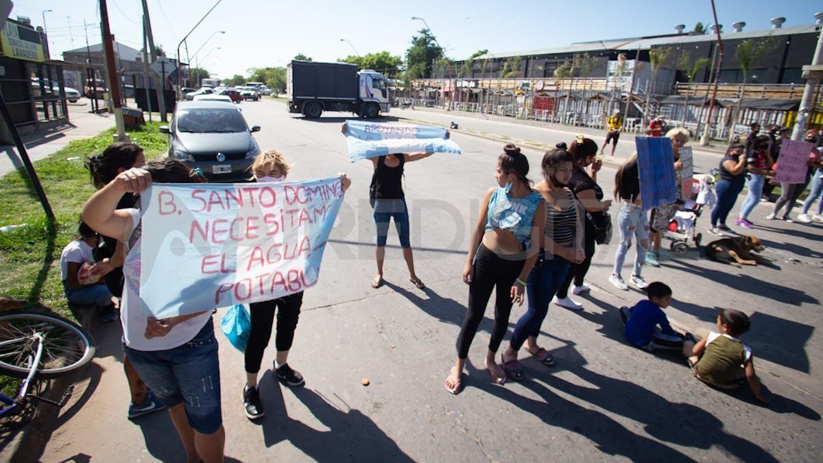 Germán Nessier, vocero de Aguas Santafesinas S.A dijo en conversación con AIRE que hay dos frentes de obras, la de Las Lomas que es una regularización de la red que comenzó a mediados de enero, y la otra es la de Santo Domingo que es el tendido de nuevas redes que tendría que haber comenzado, pero