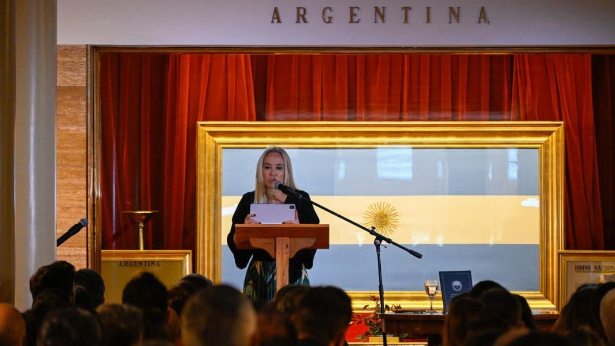 La Fiscal General del MPA en el acto de jura a la nueva Constitución, en la Sala de las Banderas del Monumento Nacional a la Bandera en la ciudad de Rosario. La Fiscal General del MPA en el acto de jura a la nueva Constitución, en la Sala de las Banderas del Monumento Nacional a la Bandera en la ciudad de Rosario.