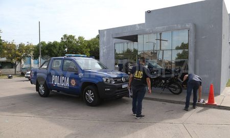 El frente de la subcomisaría 24 de Rosario tras el ataque a balazos. El frente de la subcomisaría 24 de Rosario tras el ataque a balazos.