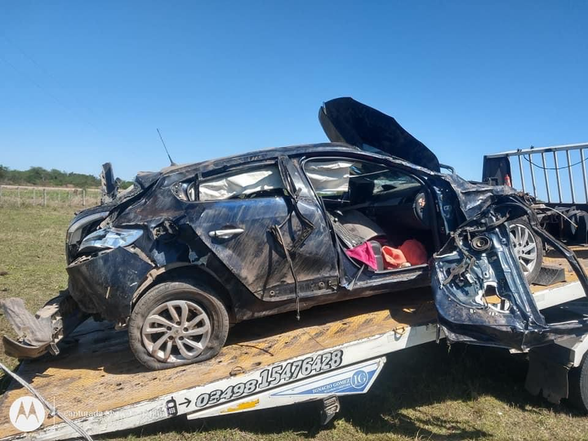 El joven conducía un Renault Megane color negro que, como se observa en las fotografías, quedó completamente destruido