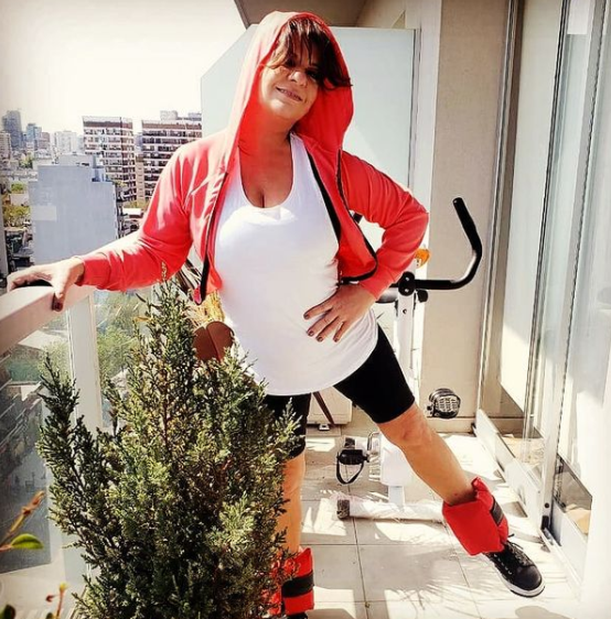 Andrea cuenta con una bicicleta fija para hacer actividad física al aire libre en su balcón.