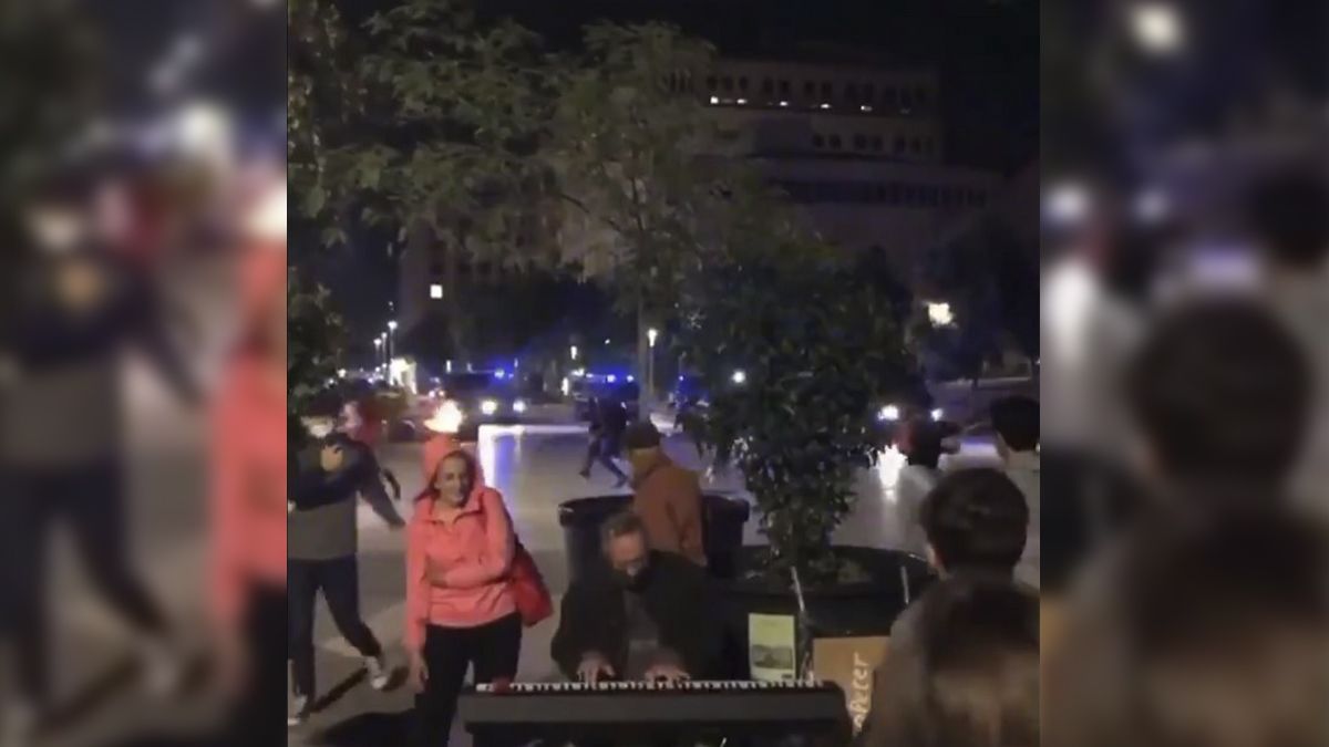 El hombre en el piano no deja de tocar “Eternal Flame” mientras&nbsp; la escena que se desarrolla detrás es impresionante