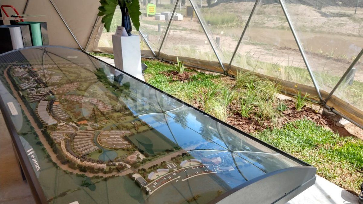 El terreno original posee una importante forestación que el proyecto busca multiplicar y hacer crecer a través de más de numerosas especies de flora típica de la región.