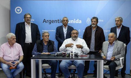El presidente Alberto Fernández cuando recibió en la Residencia de Olivos a los principales referentes de la CGT, a principios de abril, con quienes repasó las medidas que viene llevando adelante el Gobierno nacional en el marco de la pandemia del coronavirus Covid-19. El presidente Alberto Fernández cuando recibió en la Residencia de Olivos a los principales referentes de la CGT, a principios de abril, con quienes repasó las medidas que viene llevando adelante el Gobierno nacional en el marco de la pandemia del coronavirus Covid-19.